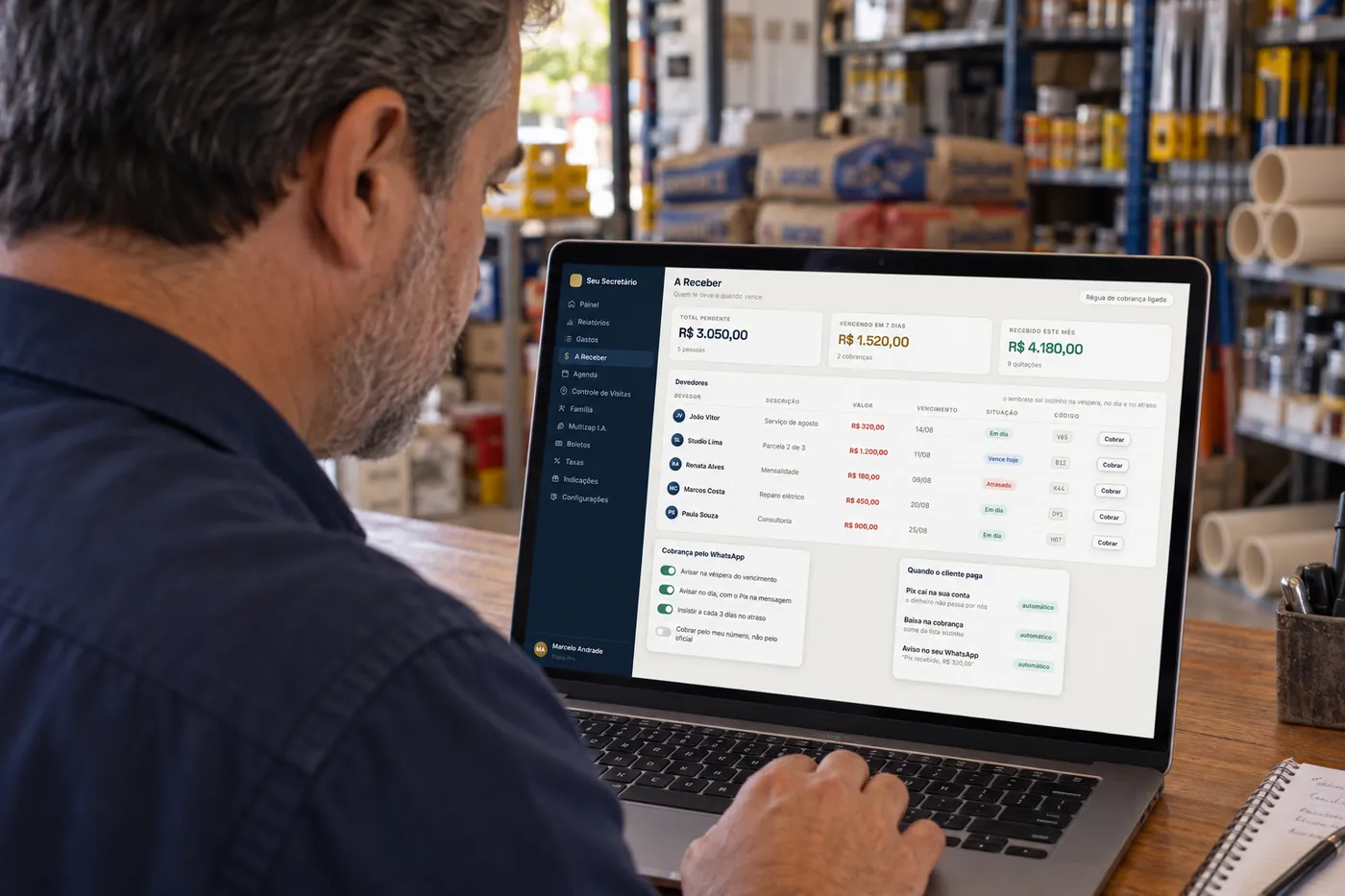 Empresário acompanha as contas a receber no notebook